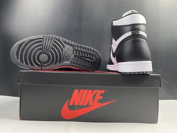 HYPE White Air Black Retro Jordan (2014) 1 555088-010 0430
